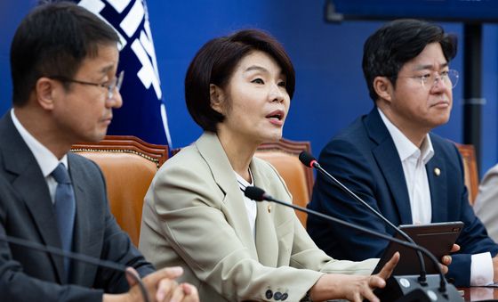 모두 발언하는 한정애 민주당 정책위의장