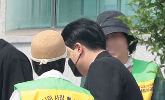 '음주 뺑소니' 김호중, 5개월 앞당겨 가석방 출소