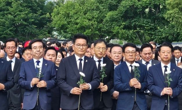 노무현 전 대통령 묘역 찾은 송영길