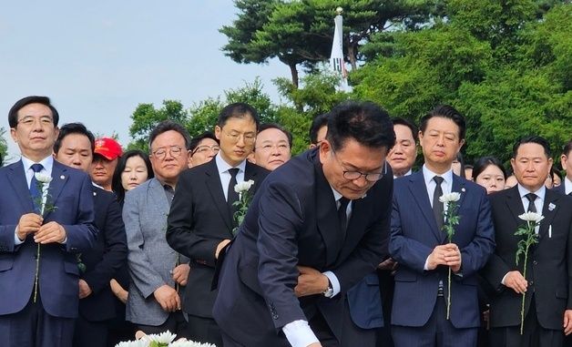 봉하마을 찾은 송영길