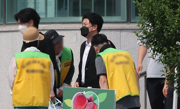 '음주 뺑소니' 김호중, 2년 1개월 만에 가석방 출소