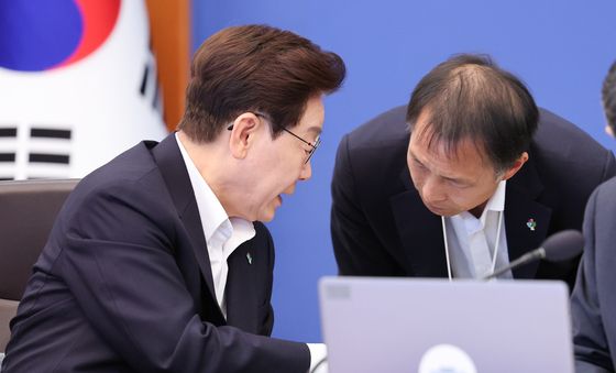 송기호 안보 3차장과 대화하는 이재명 대통령