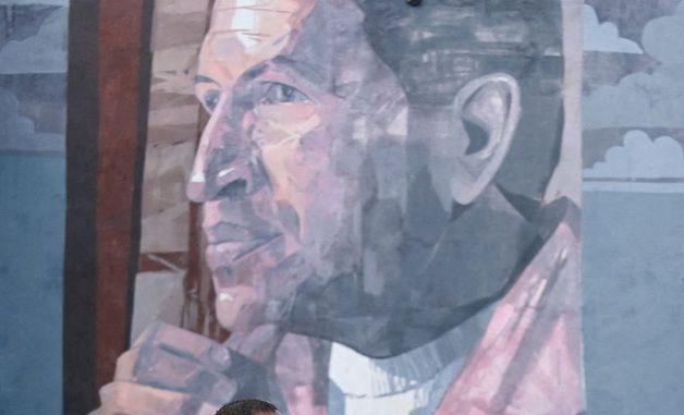 [포토] 지진 이후 우고 차베스 벽화 앞에 짐 가지고 모인 베네수엘라 주민들