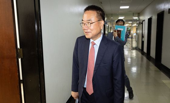 선관위 국조 위원장실 들어서는 서범수 국민의힘 간사