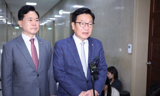 답변하는 정점식 원내대표