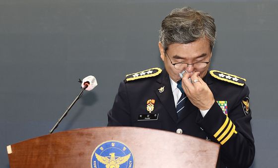 퇴임 인사 도중 눈물 흘리는 박성주 국수본부장