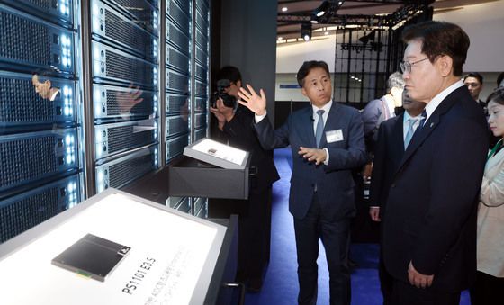 AI 반도체 전시물 관람하는 이재명 대통령
