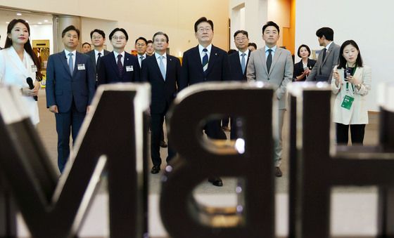 AI 반도체 전시물 관람하는 이재명 대통령
