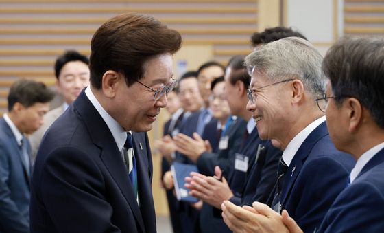 민형배 전남광주통합특별시장 당선인과 인사하는 이재명 대통령