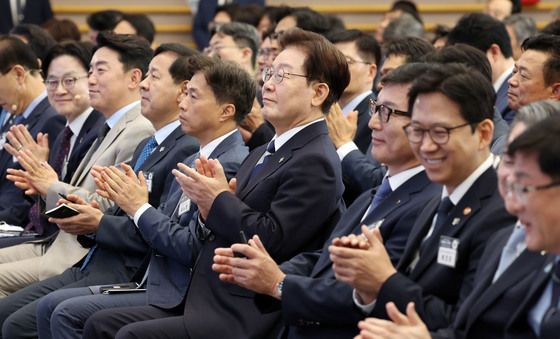 박수치는 이재명 대통령