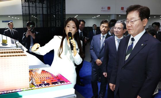 AI반도체 전시물 살펴보는 이재명 대통령