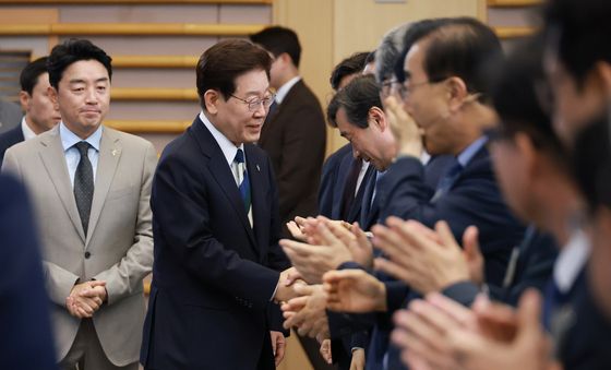참석자들과 인사하는 이재명 대통령