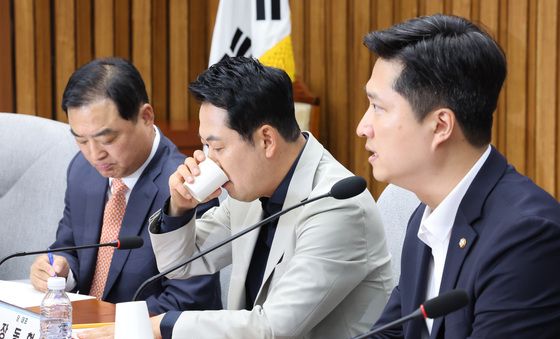 발언하는 우재준, 목 축이는 장동혁
