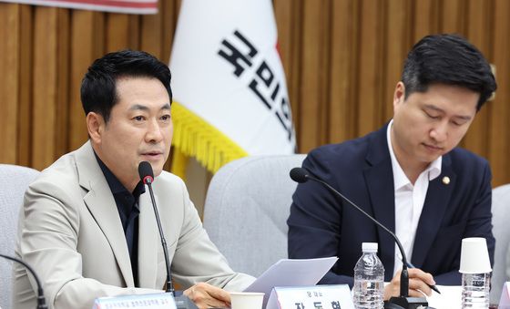 토론회에서 만난 장동혁·우재준