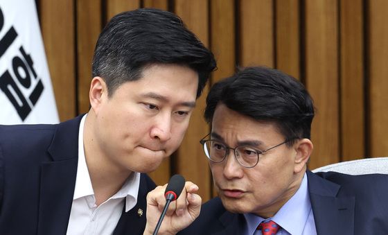 대화하는 우재준·윤상현
