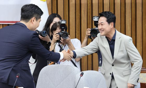 악수하는 장동혁·우재준