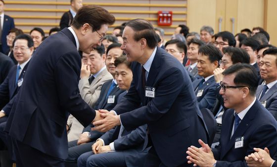 전영현 삼성전자 부회장과 인사하는 이재명 대통령