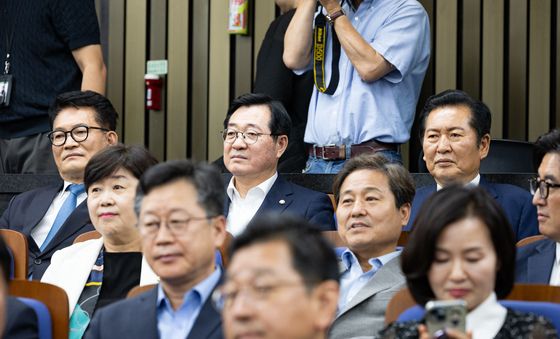 의총장 자리한 정청래·송영길