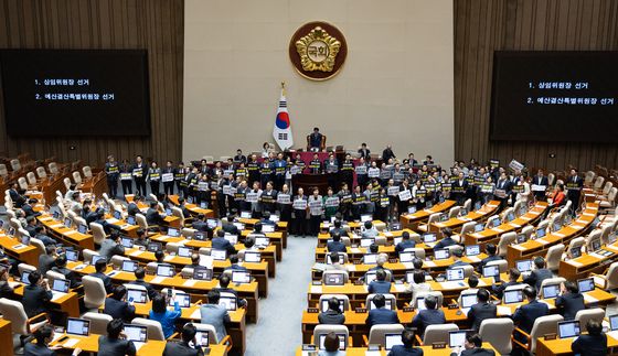 야당 항의 속 시작된 상임위원장 선거