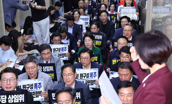 의장실에서 구호 외치는 국민의힘