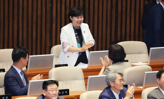 축하받는 서영교 법사위원장