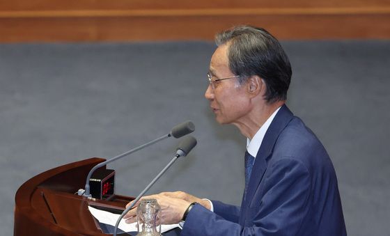 당선 인사하는 유동수 신임 정무위원장