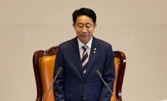 당선인사하는 유동수 정무위원장
