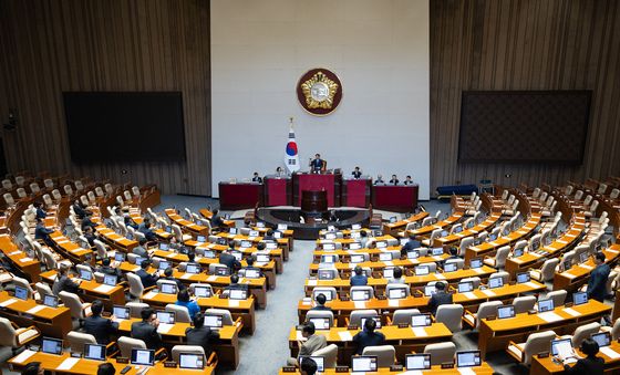 여당 주도 한성숙 총리 후보자 임명동의안 가결