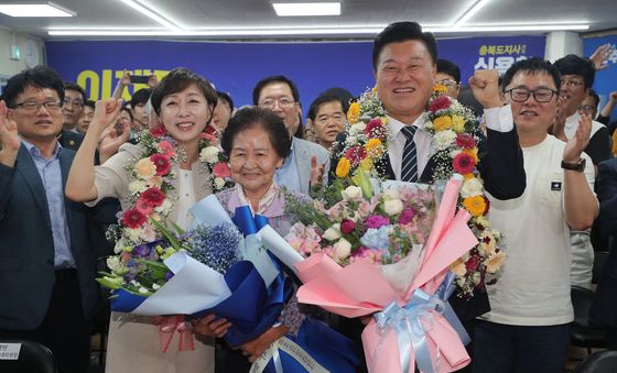 '당선 유력' 꽃목걸이 목에 건 신용한 충북지사 후보