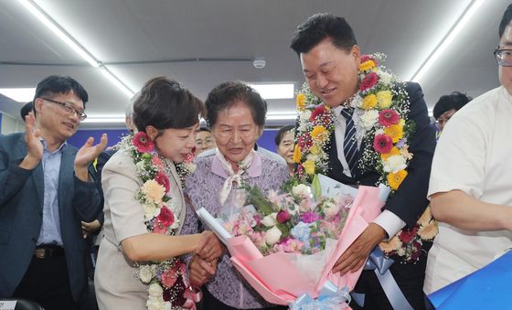 당선 유력 기쁨 나누는 신용한 충북지사 후보 가족