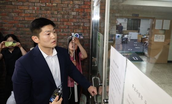 투표함 이송 대기 중인 투표소 찾은 김재섭 의원