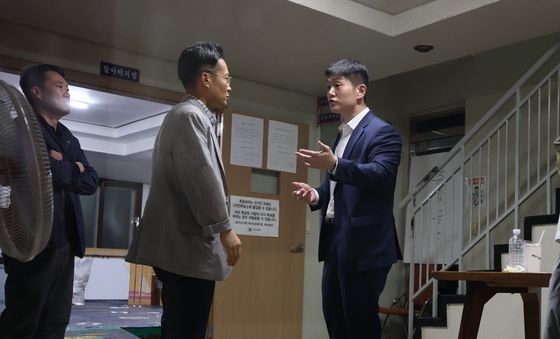 선관위 관계자와 대화하는 김재섭 의원
