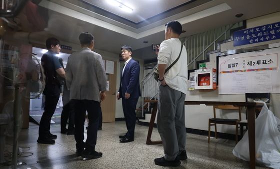 초유의 용지부족 사태…송파 투표소 찾은 김재섭 의원