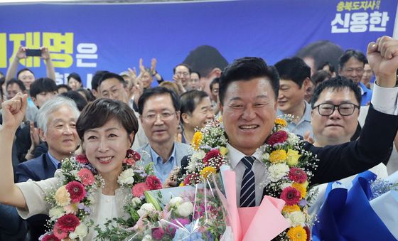 신용한 충북지사 후보, 당선 유력 세레머니
