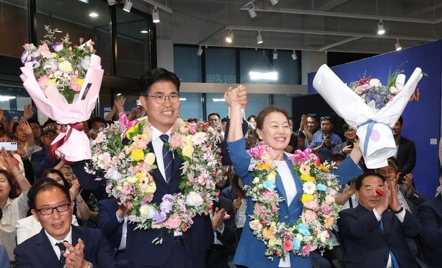 당선 확실에 환호하는 이원택 후보