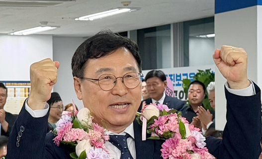 '당선 유력' 꽃목걸이 건 정근식