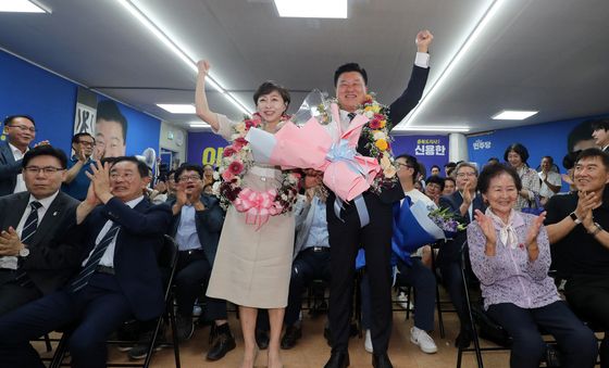 신용한 충북지사 후보 당선 유력 세리머니