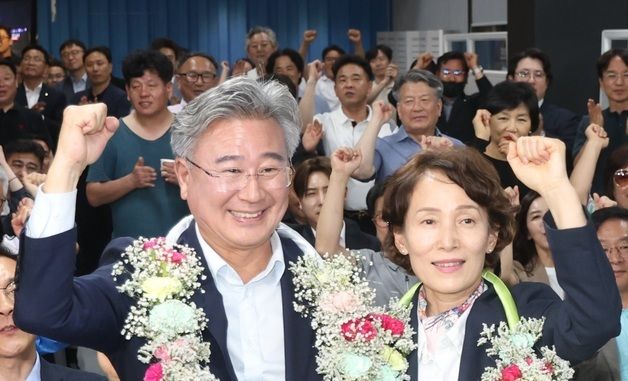 당선 확실에 환호하는 천호성 후보