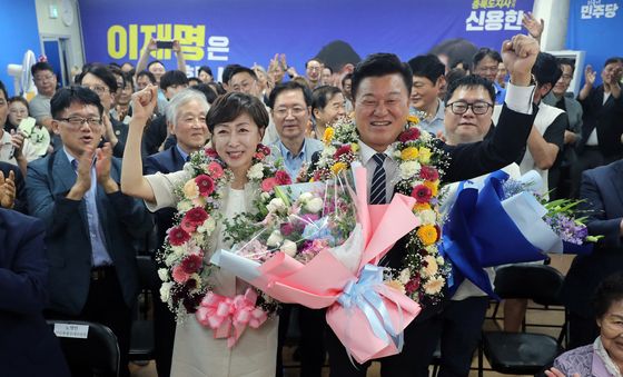신용한 충북지사 후보, 꽃목걸이 세리머니