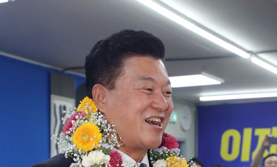 당선 유력 인터뷰하는 신용한 충북지사 후보