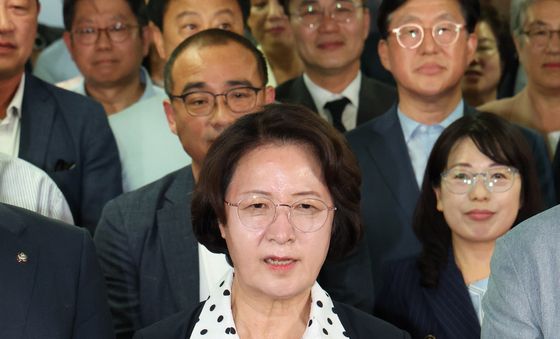 당선 소감 밝히는 추미애 후보