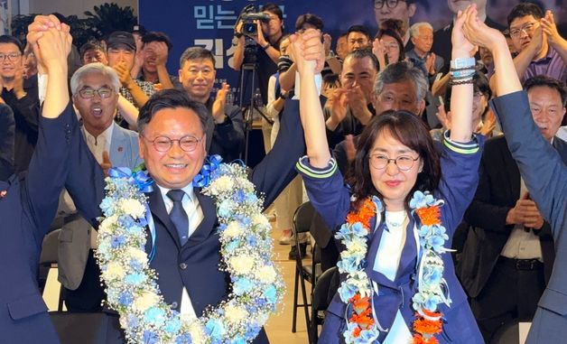 당선 확실시 소식에 환호하는 김성범 서귀포 국회의원 후보