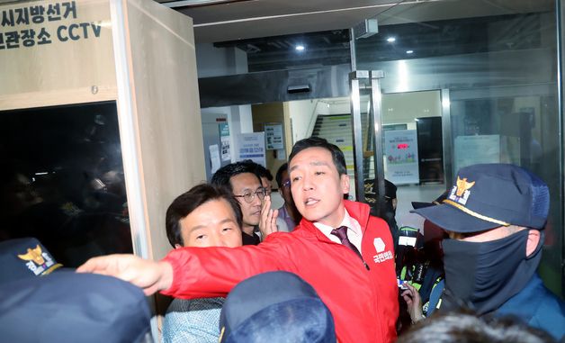 경찰과 실랑이 벌이는 김민수 최고위원