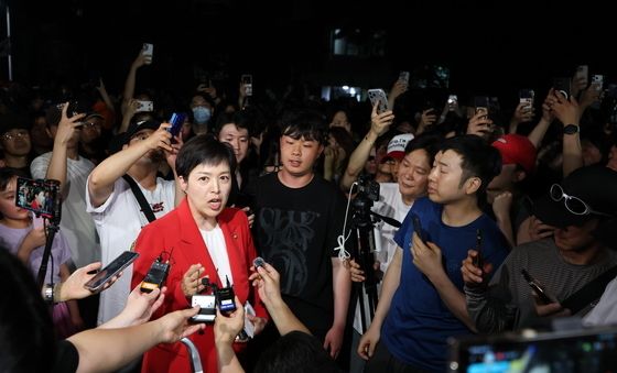 잠실7동 제2투표소 찾아 입장 밝히는 김은혜 의원