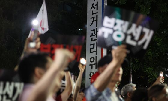 투표용지 부족 사태 항의하는 대투본