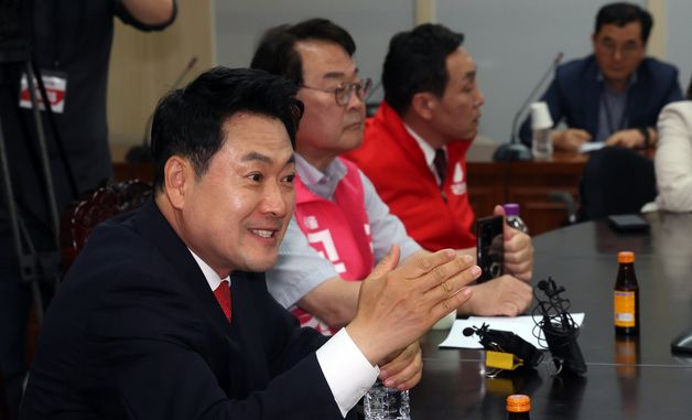 서울시 선관위에 항의하는 장동혁 대표