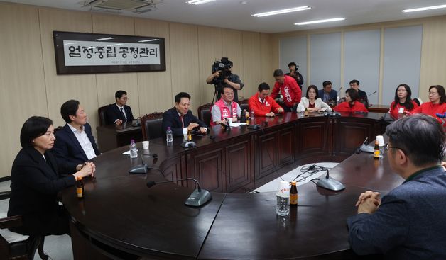 서울시 선관위에 항의하는 장동혁 대표