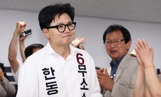 득표 격차 줄어들자 선거사무소 들어오는 한동훈 후보