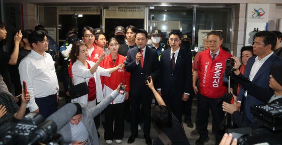 서울시 선관위 항의방문 마친 장동혁 대표