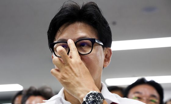 '초접전' 북구갑, 긴장 속 개표방송 지켜보는 한동훈